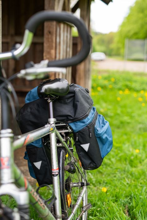 Fahrrad steht an einer Schutzhütte am Ochsenweg.