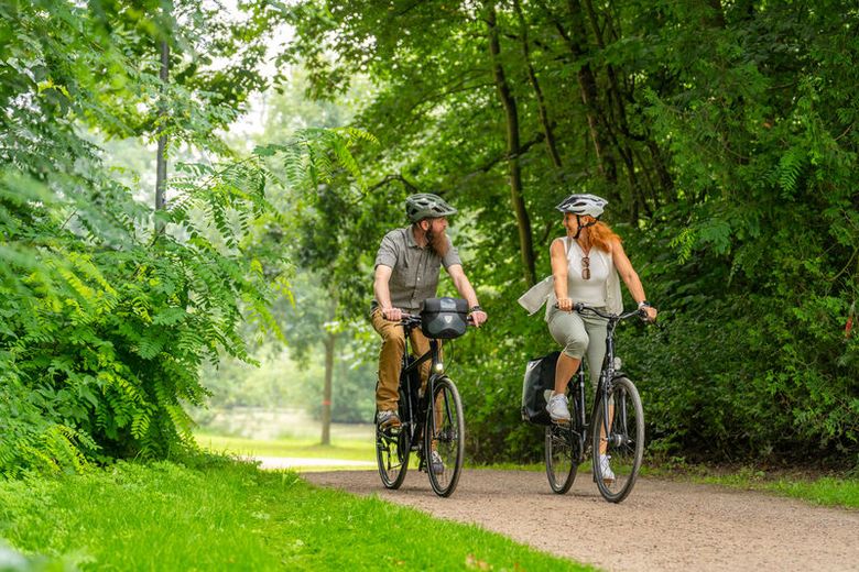 Paar fährt mit dem Fahrrad auf dem Ochsenweg