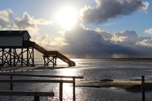 Eine Pfahlbaute in St. Peter-Ording bei Sonnenuntergang