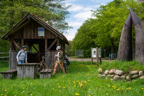 Paar macht eine Fahrradpause am Hörnerplatz in Neumünster. 