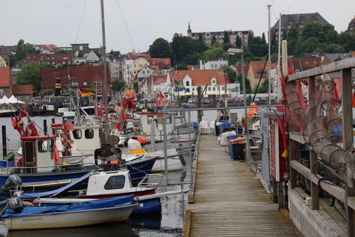 Fischkutter liegen im Flensburger Hafen, im Hintergrund ist die Stadt