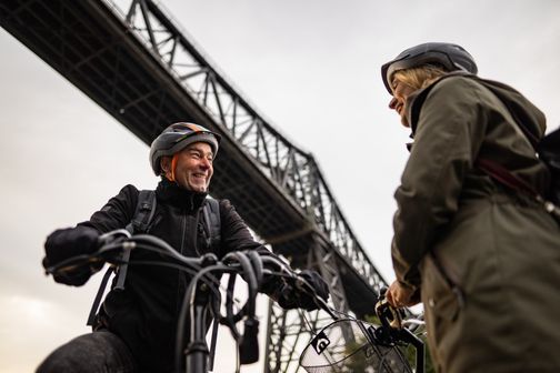 Radlerpause unter der Eisenbahnbrücke über den Kanal in Rendsburg