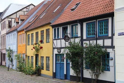 Kleine bunte Häuser in der Altstadt Flensburg