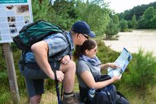 Familie erkundet auf einer Wanderung die Nordoer Heide. Kreis Steinburg