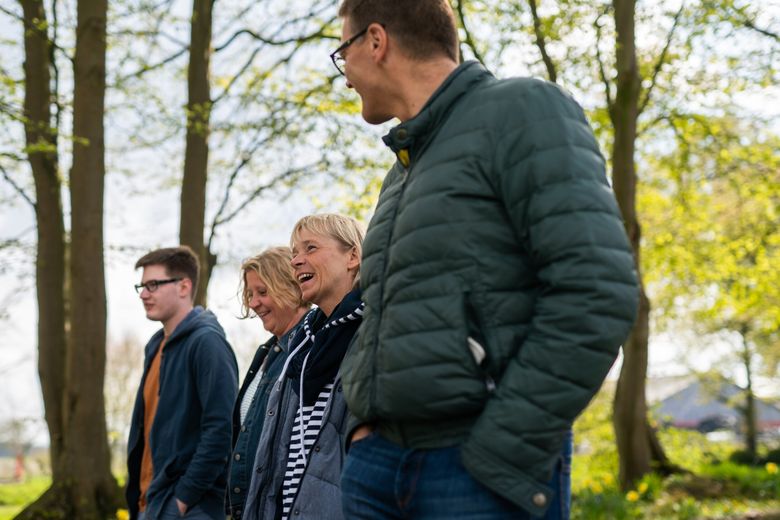 Freundesgruppe geht im Wald spazieren