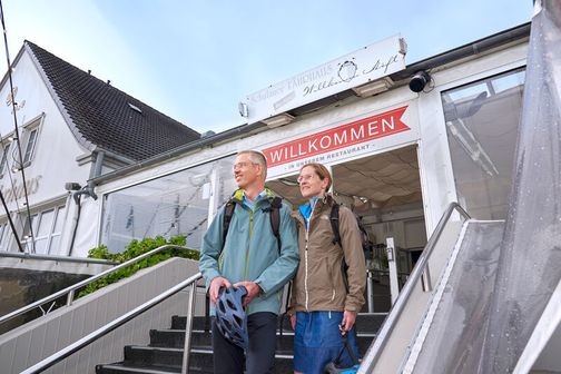 Nach einer Stärkung im Schulauer Fährhaus geht es weiter mit der Radtour