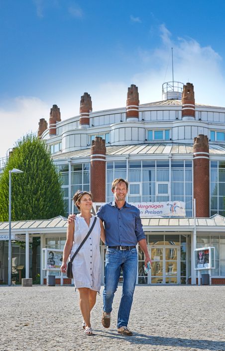 Paar kommt von einem Besuch aus dem Theater Itzehoe