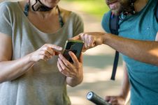 Zwei Radfahrer planen Ihre weitere Radtour auf dem Handy