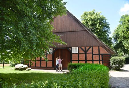 Paar erkundet das Museumsgelände Langes Tannen. Kreis Pinneberg