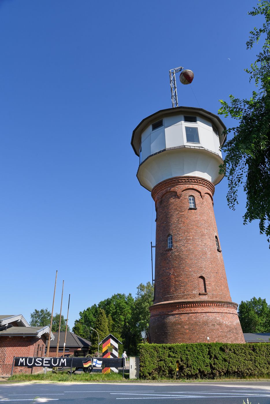 Ein Paar erkundet die Ausstellung im Museum am Wasserturm. Kreis Steinburg