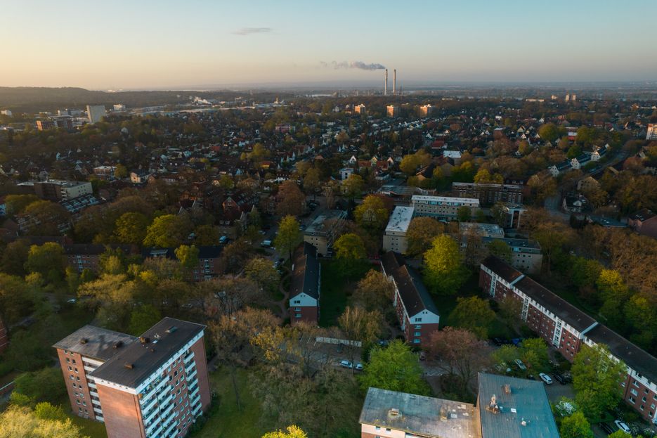 Sonnenaufgang an der idyllischen Wedeler Au. Blick über die Stadt Wedel und das Autal.