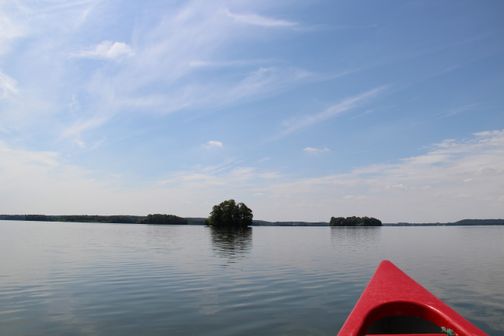 Rotes Kajak / Kanu auf dem Großen Plöner See