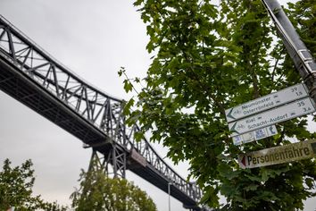 Wegweiser an der Eisenbahnbrücke über den Nord-Ostsee-Kanal bei Rendsburg