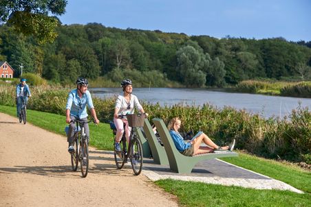 Ehepaar fährt auf dem Ochsenweg in Itzehoe entlang der Stör. Kreis Steinburg