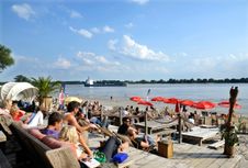 Relaxen im Beach Club mit Blick auf die Elbe. Kreis Pinneberg