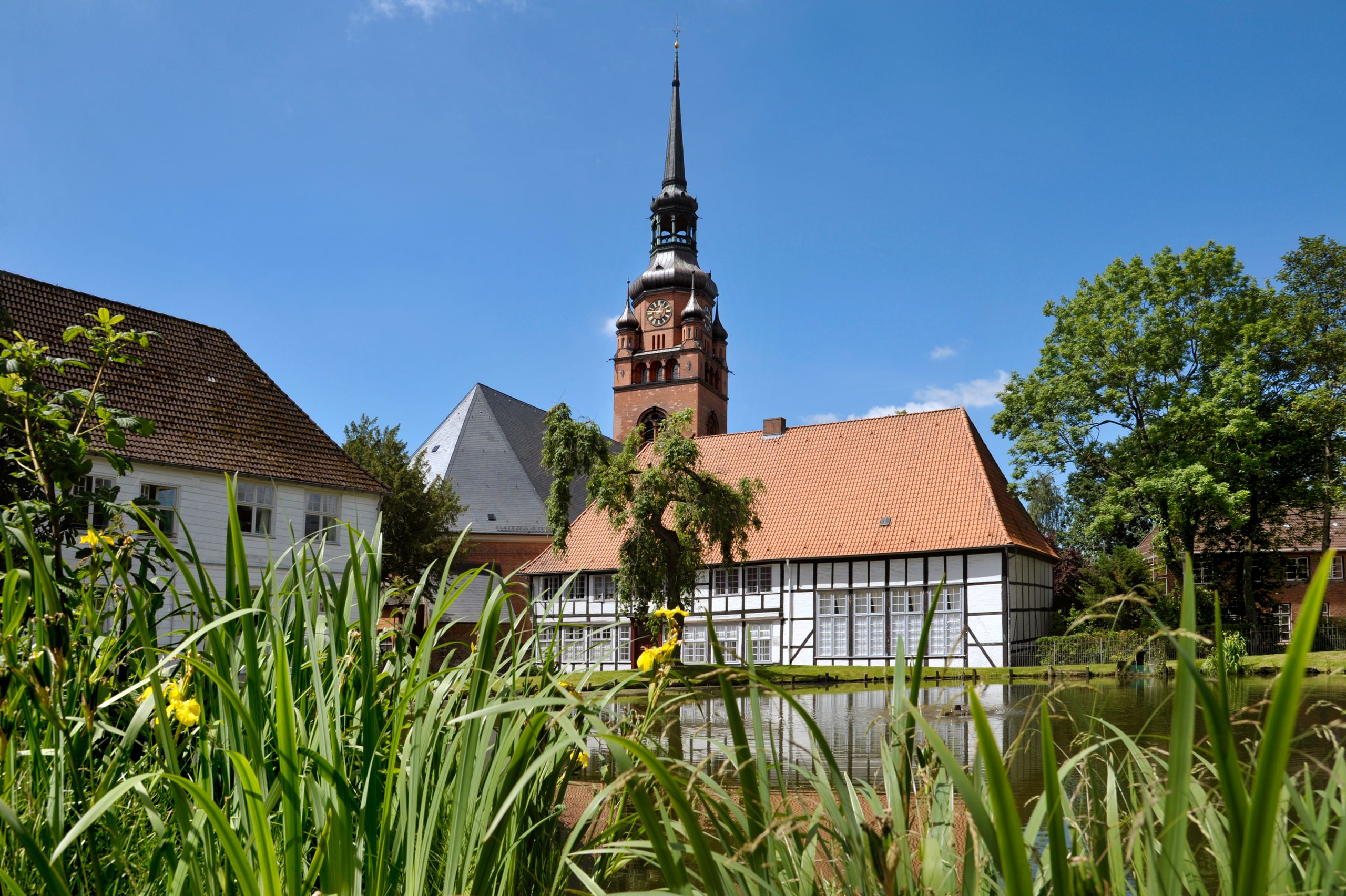 Blick auf die Kirche und den Klosterhof in Itzehoe. Kreis Steinburg