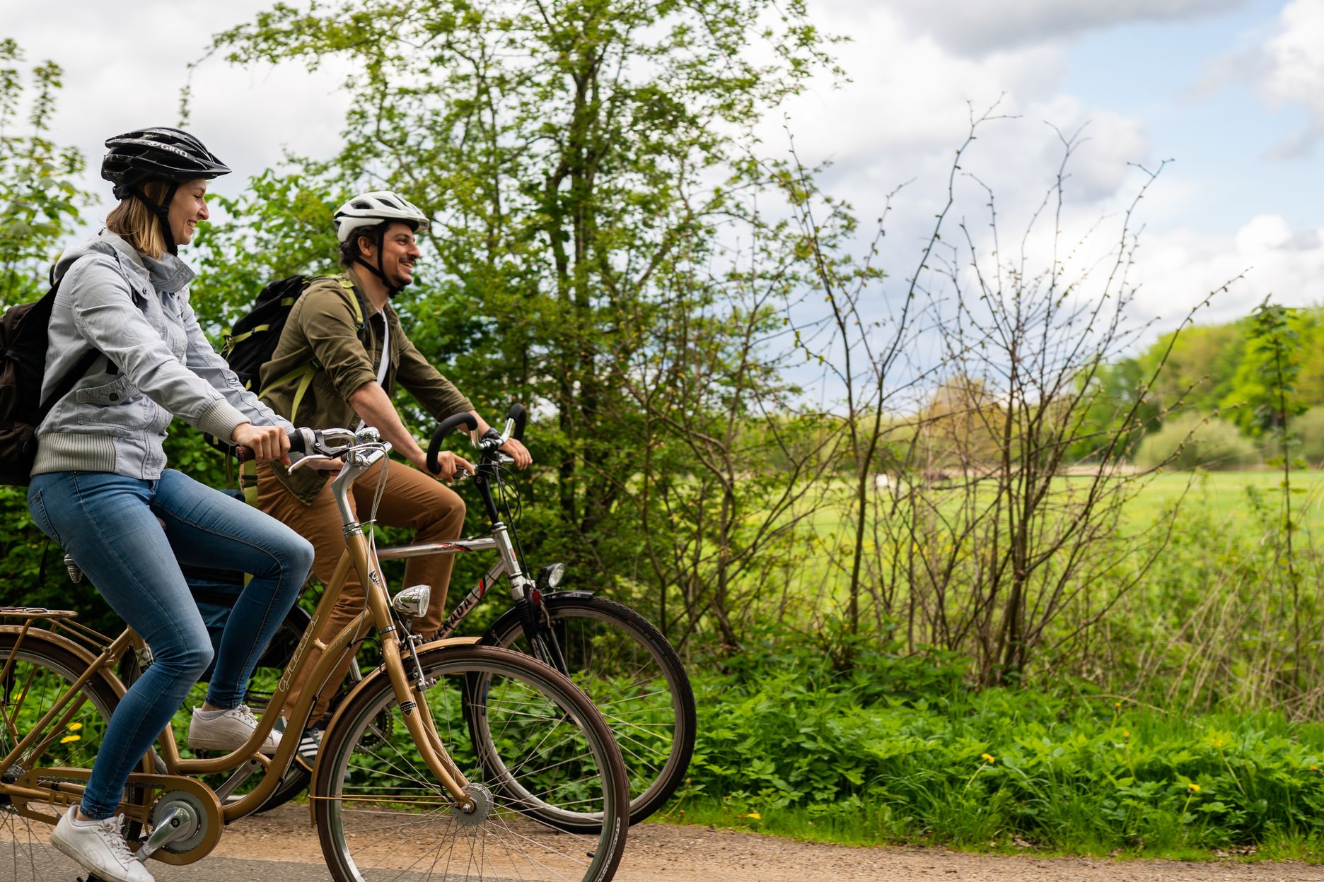 Paar fährt mit dem Fahrrad in idyllischer Natur auf dem Ochsenweg. 