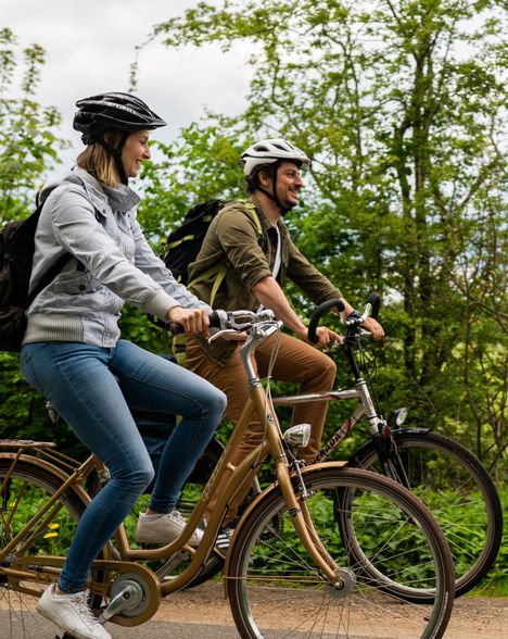 Paar fährt mit dem Fahrrad in idyllischer Natur auf dem Ochsenweg. 