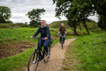 Radfahrer fahren durch das Weltkulturerbe Danewerk