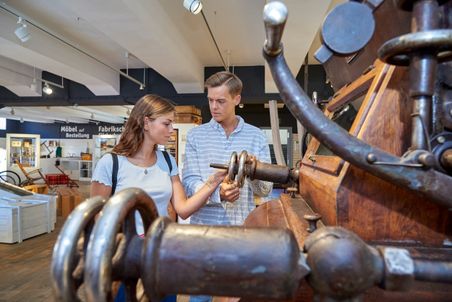 Junges Paar erkundet die Ausstellung im Industriemuseum Elmshorn. Kreis Pinneberg