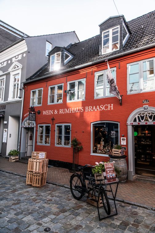 Inhabergeführte Geschäfte, Restaurants, Cafés und die fünf Kaufmannshöfe verleihen dem Shoppen in der Roten Straße ein einzigartiges Flair.