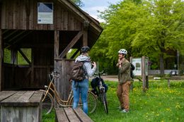 Radfahrer halten für eine Pause auf einem Rastplatz am Ochsenweg  an